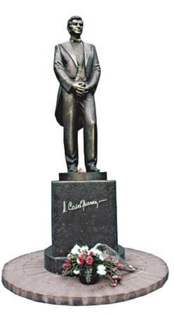 Памятник Анатолию Соловьяненко (скульптор Н.Рапай, 2001) у дома по ул. Институтской, 16, где жил выдающийся оперный тенор.