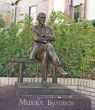 Памятник Михаилу Булгакову возле «Дома Турбиных» (2007, скульптор Н. Рапай)