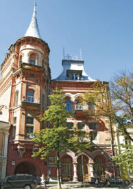 Эффектное, увенчанное шпилем строение по ул. Ярославов Вал, 1 (архитектор Н. Добачевский, 1896–1898) возводилось как доходный дом помещика М.