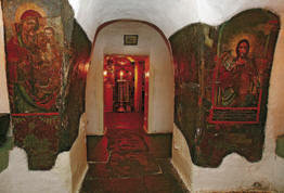 Вход в подземную Введенскую церковь