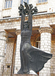 Памятник Н.Островскому перед зданием техникума
