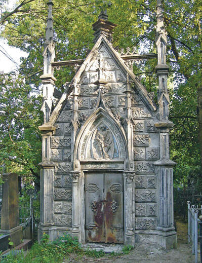 Один из красивейших склепов Байкова кладбища, выдержанный в готическом стиле,