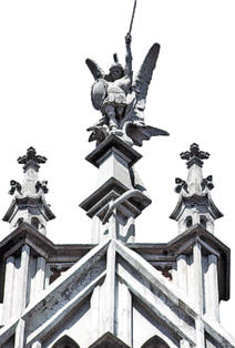 Скульптура, венчающая фасад Николаевского костела