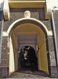 По преданию, маскарон над въездом во двор дома по Красноармейской, 14 - портрет его бывшего владельца И.Слинко.