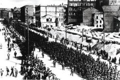 Пленные гитлеровцы на разрушенном Крещатике. Август 1944-го