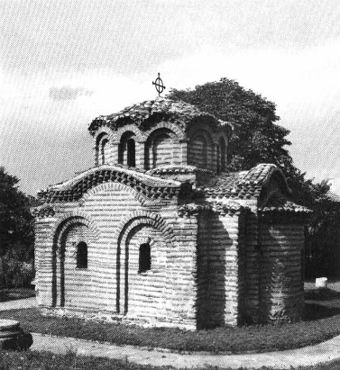 Рис. 17–13. Церковь св. Николая, Сапарева баня (Болгария). (ЧИЛ4)