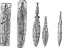 Рис. 37. Литейные формы и бронзовое оружие из Северного Причерноморья.